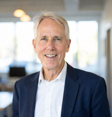 Daniel Bacon headshot